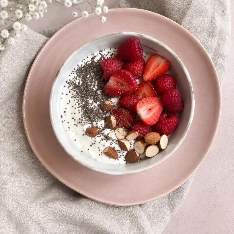 Bol yaourt grec, fruits rouges et chia